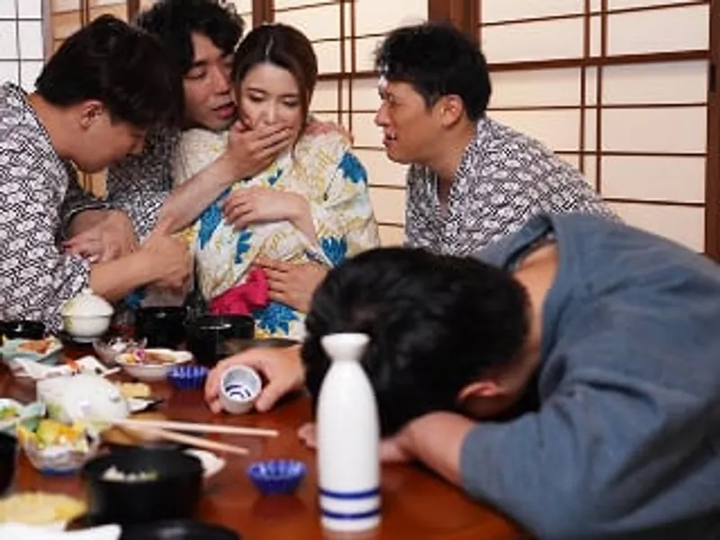 đưa người vợ đi suối nước nóng, ông chồng không biết vợ yêu bị người khác quan hệ sấp mặt