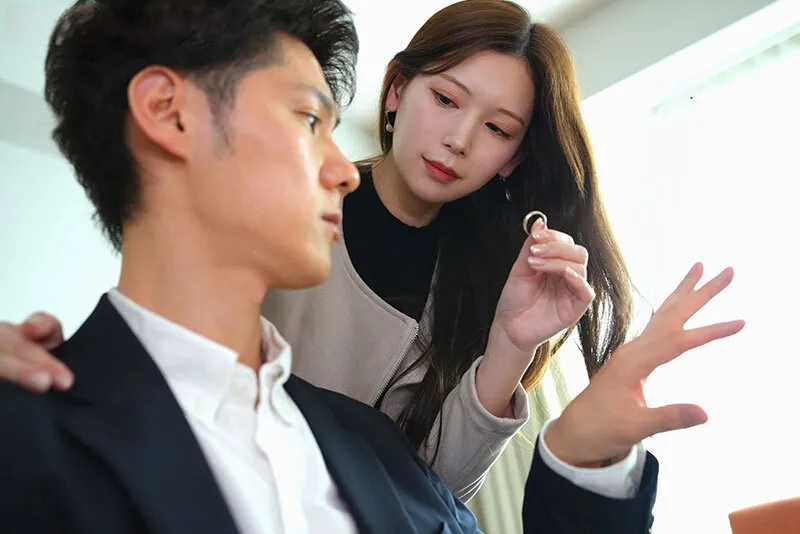 Người vợ đi đi chơi, gã chồng ở nhà bị nhỏ em bà xã gạ nắc không trượt phát nào